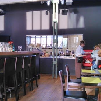 Bar mit Blick in den Gastraum